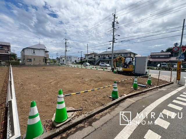 【前面道路含む現地写真】 | 洗濯機置き場と脱衣スペースもしっかりと確保されている洗面室、洗面コーナーは、窓から陽も差し明るく開放的な造りです。家事導線も良いので洗濯物やお湯はりもストレスフリーに毎日家事を楽しめそうです。
