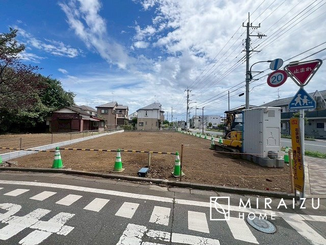 【周辺】 | 高級感漂う洗面台です。鏡の後ろの収納棚もとても充実しております。コスメが大好きな奥様も、女子力高いご主人様もきっとご満足いただける収納力です。三面鏡なので、ヘアセットにも便利です。
