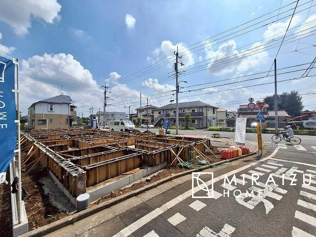 【外観】 | 青く澄み渡った綺麗な空と、陽の光をたっぷりと受ける、そんな新築住宅で新生活をスタートしてみませんか？見学・ご相談等、ミライズホーム(株)までお気軽にご連絡下さい。