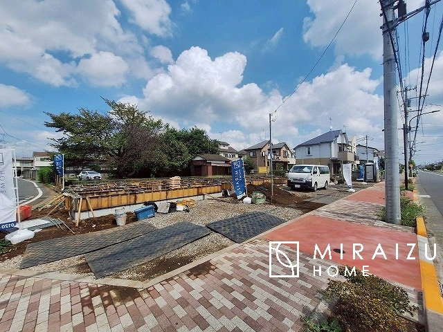 【前面道路含む現地写真】 | 大きな窓が特徴の南向きリビングでは、太陽光も沢山取り込むことが出来てお家の中にいても日光浴が可能ですね、開放的な空間です。インテリア選びも楽しそう、ご家族様で相談しながらインテリア配置も楽しみたいです