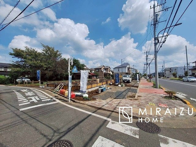 【外観】 | 陽当たりが心地の良いリビング空間です。日中はカーテンを開けて自然な光を取り込みリラックスして過ごしたいですね、照明器具もセンスの良いものを使いたいですね。
