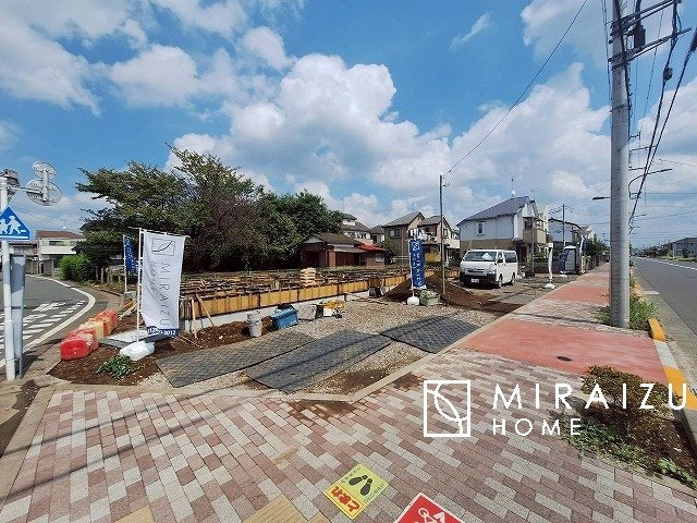 【周辺】 | 明るい光が取り入れられる空間設計のリビングです。インテリア配置もしやすい間取りです。壁や床の色と合わせて落ち着いたインテリアも選びたいですね♪グリーンを飾っても素敵だと思います。
