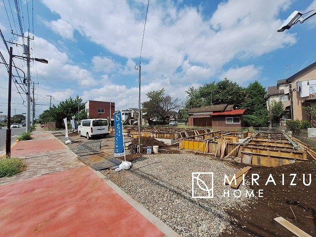 【周辺】 | 洗練されたキッチンでは毎日の家事を少しでも楽に快適に工夫したいですね、大きいシンクではお皿洗いもストレスフリー、3口コンロでは要領よくお料理も可能です。レンジフードもお掃除がしやすい設計が嬉しい。
