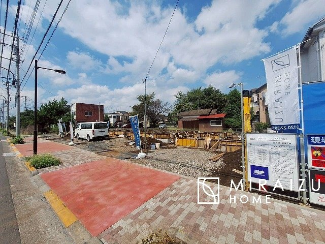 【周辺】 | スッキリとした形が上品な広々ワイドキッチンです。レンジフードもすっきりとした造りなので圧迫感もございません。窓もあり明るい空間の中で毎日お料理することが可能です。収納スペースも広いのが嬉しいですね。
