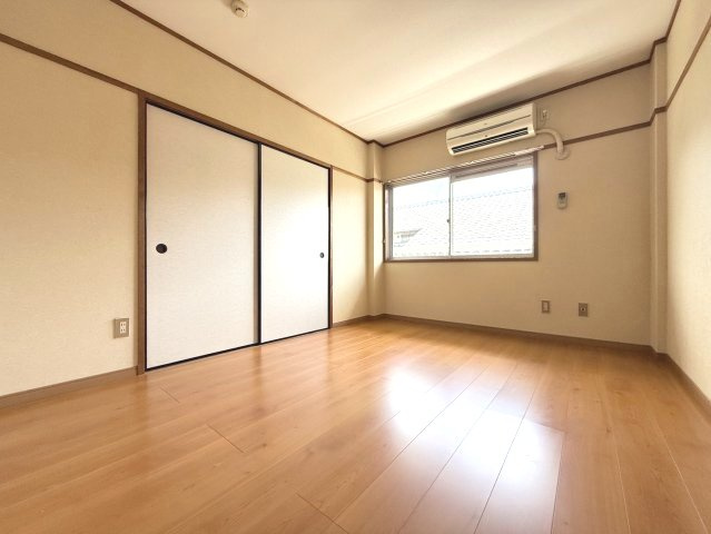 レピュート平田の洋室|もう一つの6.0帖の洋室。こちらも南側に面しています