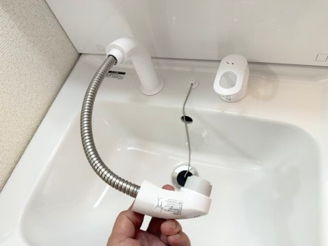 レピュート平田の洗面所|洗面の蛇口はホースがあるので伸ばせて使えるからとっても便利