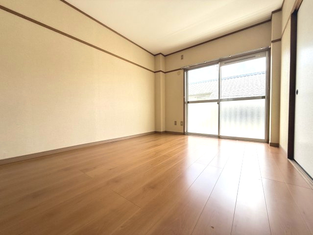 レピュート平田の洋室|南に面した6.0帖の洋室。陽当り良好です