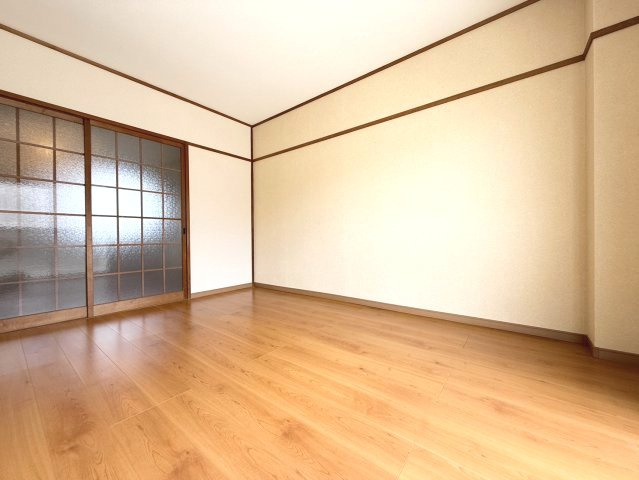 レピュート平田の洋室|明るい洋室です