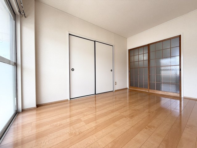 レピュート平田の洋室|もう一つの6.0帖の洋室。こちらも南側に面しています