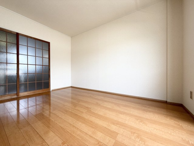 レピュート平田の洋室|明るい洋室です