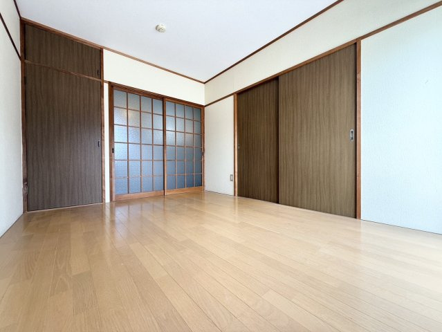 レピュート平田の洋室|洋室の角に収納スペースも