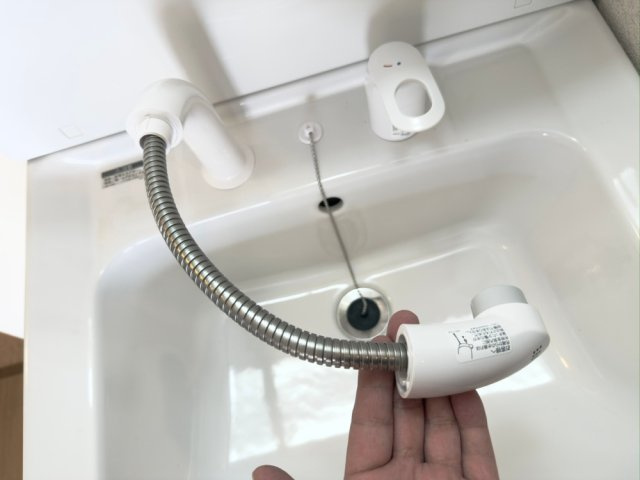 レピュート平田の洗面所|洗面の蛇口はホースがあるので伸ばせて使えるからとっても便利