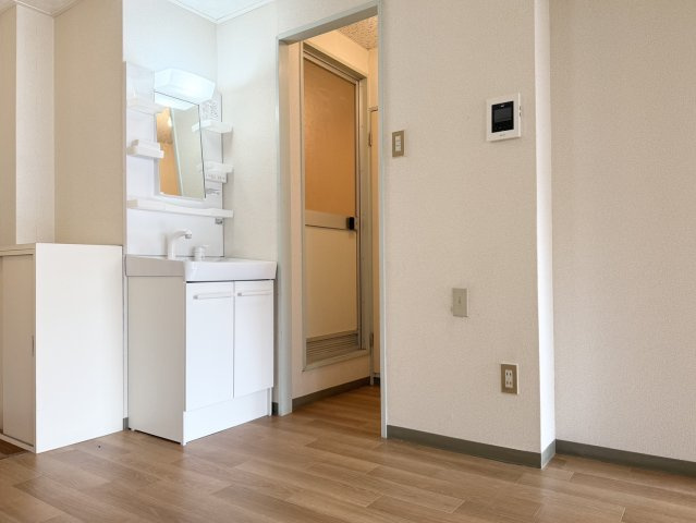 レピュート平田の居間・リビング|玄関入ってすぐ洗面。帰ってすぐ手洗い消毒できるので便利です