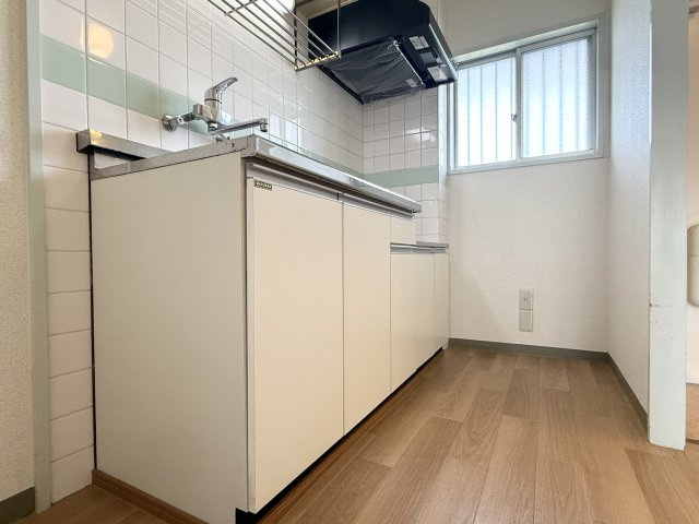 レピュート平田のキッチン|キッチンの横に冷蔵庫が置けます