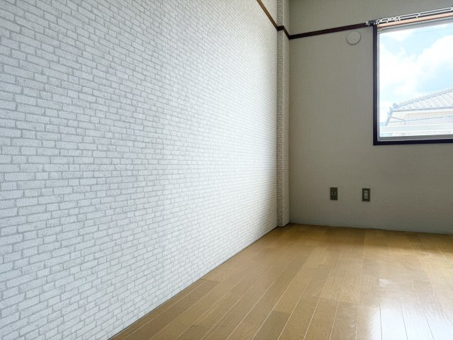 レピュート平田の洋室|おしゃれなアクセントクロス