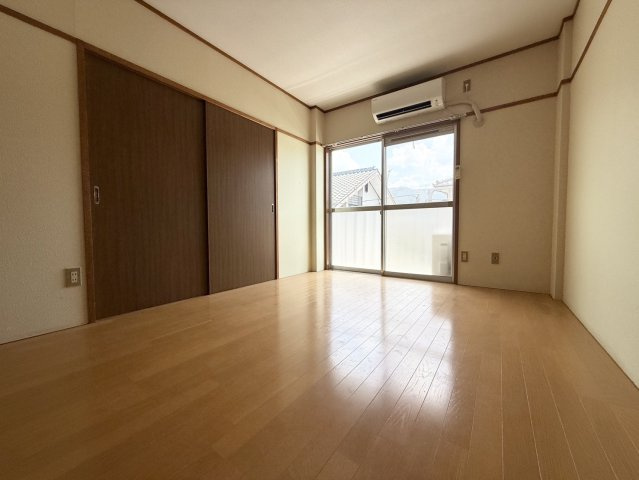 レピュート平田の洋室|もう一つの6.0帖の洋室。こちらも南側に面しています