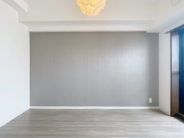ルナ天神橋の内装|グレー色のアクセントクロスです