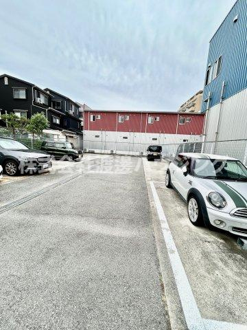 グランコート江坂の駐車場