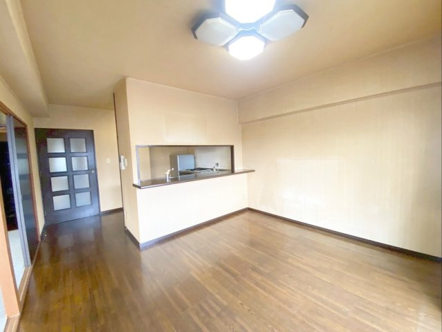 篠栗駅前エクセル32の居間・リビング|約12帖のLDKです！キッチンは対面式で家族とのコミュニケーションが取りやすいです！