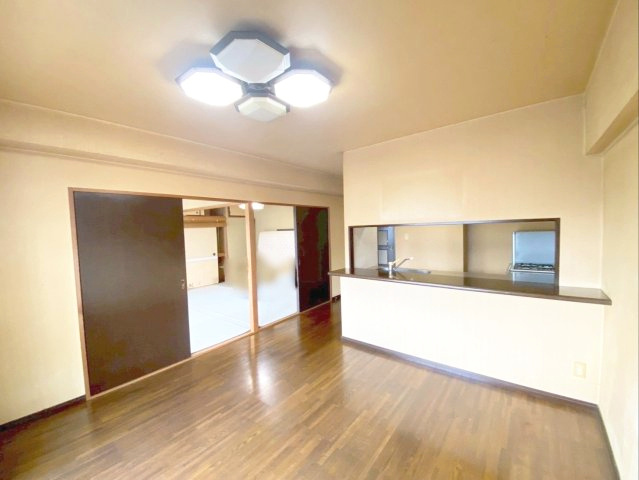 篠栗駅前エクセル32の居間・リビング|続き和室と隣り合うリビング！開放的な印象を受けますね！