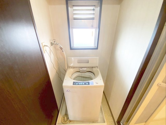 篠栗駅前エクセル32のランドリースペース|窓があるので、湿気がこもりがちな空間をしっかり換気できます！