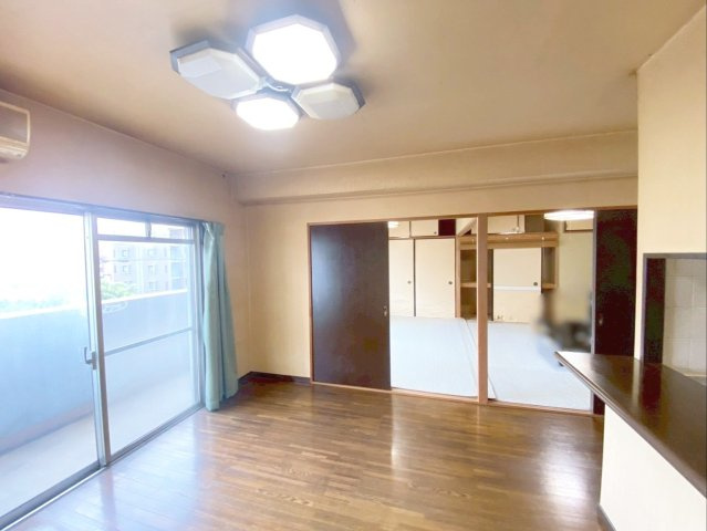 篠栗駅前エクセル32の居間・リビング|南面バルコニー直結の明るい空間です！