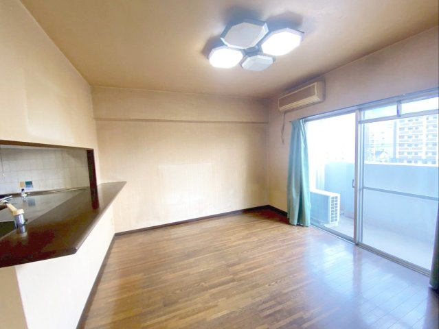 篠栗駅前エクセル32の居間・リビング|対面式キッチンには便利なカウンターが付いています！