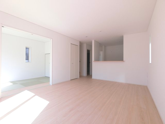 みやき町原古賀　第３　1号棟の居間・リビング|キッチン・リビング・和室でコミュニケーションとれるLDK♪