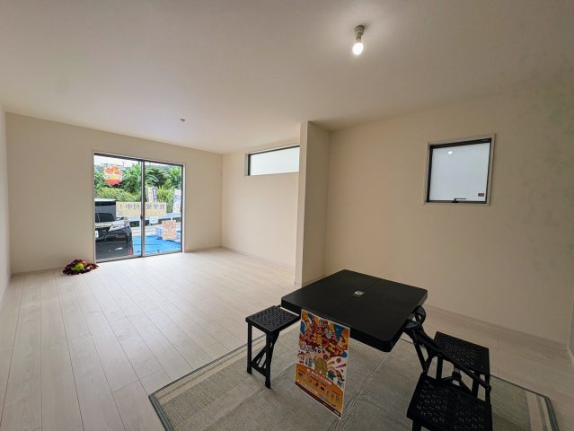 リーブルガーデン南城市佐敷新里・2号棟の居間・リビング|明るく広々としたLDK18帖 ※家具はふくみません※