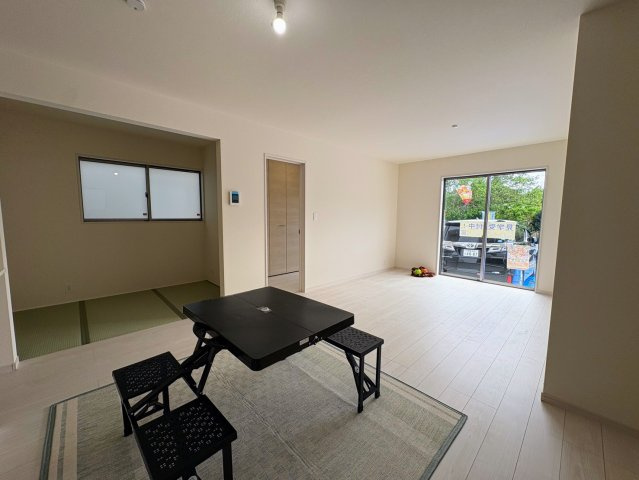 リーブルガーデン南城市佐敷新里・2号棟の居間・リビング|明るく広々としたLDK18帖＋タタミコーナー３帖 ※家具はふくみません※