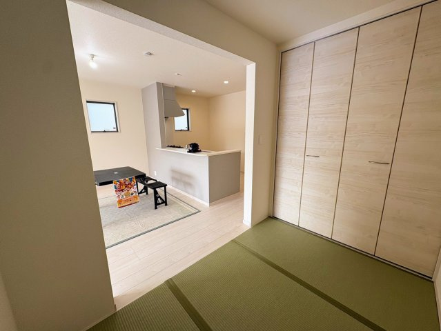 リーブルガーデン南城市佐敷新里・2号棟の和室|リビングに隣接するタタミコーナー３帖・押し入れ収納付き