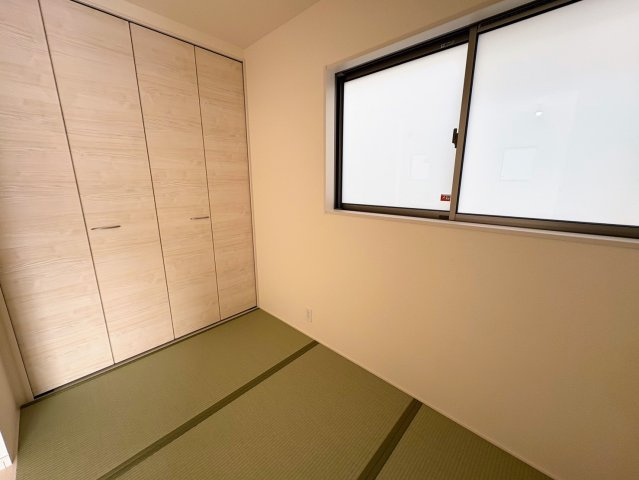 リーブルガーデン南城市佐敷新里・2号棟の和室|生活に和の趣をもたらすタタミコーナー３帖・押し入れ収納付き