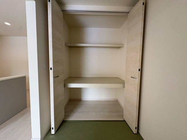 リーブルガーデン南城市佐敷新里・2号棟の収納|生活に和の趣をもたらすタタミコーナー３帖に設置された、押し入れ収納