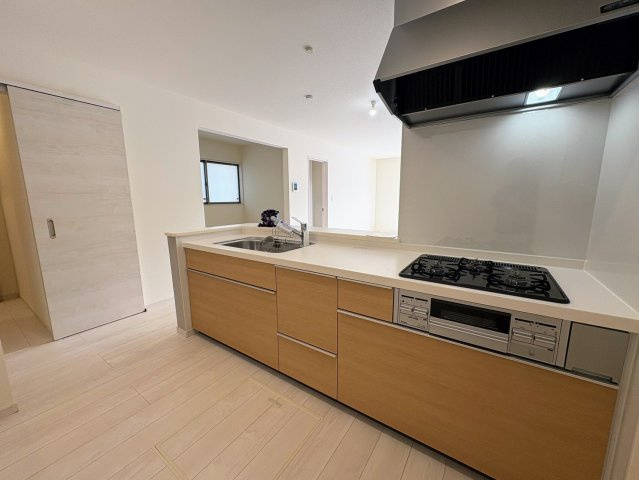 リーブルガーデン南城市佐敷新里・2号棟のキッチン|コミュニケーションの取りやすい対面式システムキッチン