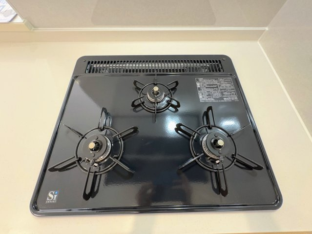 リーブルガーデン南城市佐敷新里・2号棟のキッチン|ガスコンロ３口