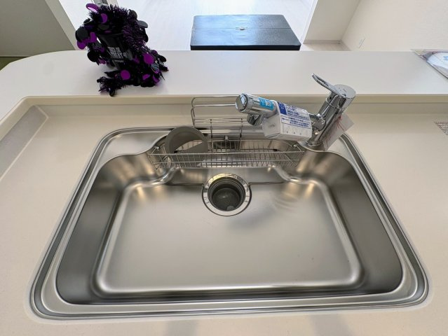 リーブルガーデン南城市佐敷新里・2号棟のキッチン|浄水器付きキッチンの流し台