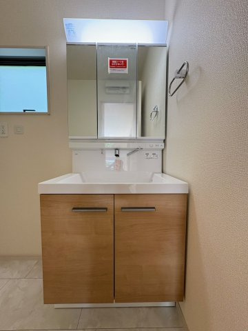 リーブルガーデン南城市佐敷新里・2号棟の独立洗面台|ハンドシャワー付き洗面化粧台