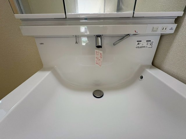 リーブルガーデン南城市佐敷新里・2号棟の独立洗面台|触れずに手をかざすだけなので清潔なタッチレス水栓