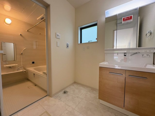 リーブルガーデン南城市佐敷新里・2号棟の独立洗面台|洗面化粧台＋洗濯機置場から浴室への動線