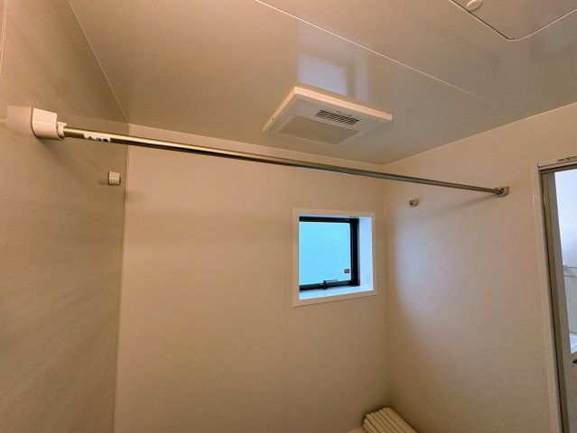 リーブルガーデン南城市佐敷新里・2号棟の浴室|洗濯物干し竿付きで浴室乾燥も◎換気窓付き