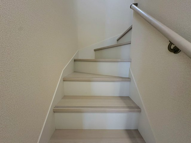 リーブルガーデン南城市佐敷新里・2号棟の内装|手すり付き階段