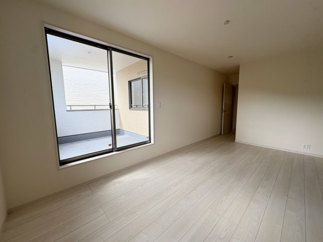 リーブルガーデン南城市佐敷新里・2号棟の洋室|二面採光の２階ゆったり主寝室９帖・バルコニー出入口付き