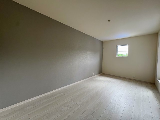 リーブルガーデン南城市佐敷新里・2号棟の洋室|二面採光の２階ゆったり主寝室９帖／アクセントクロス