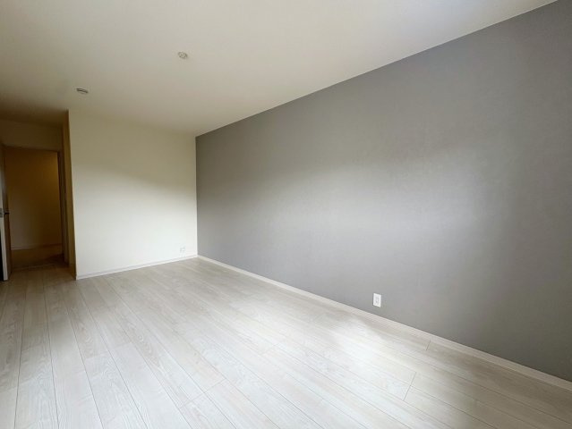 リーブルガーデン南城市佐敷新里・2号棟の洋室|２階ゆったり主寝室９帖＋WIC／アクセントクロス