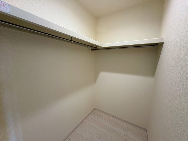 リーブルガーデン南城市佐敷新里・2号棟の収納|２階ゆったり主寝室９帖に設置された、季節物の入れ替えが楽々なWIC