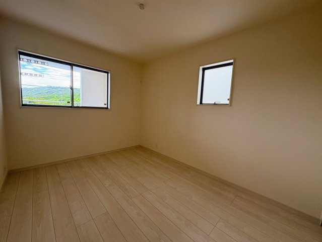 リーブルガーデン南城市佐敷新里・2号棟の洋室|二面採光の２階洋室6.5帖