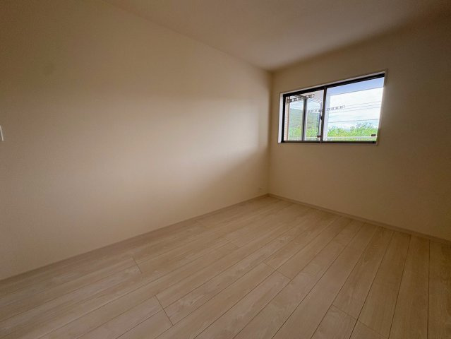 リーブルガーデン南城市佐敷新里・2号棟の洋室|二面採光の２階洋室6.5帖