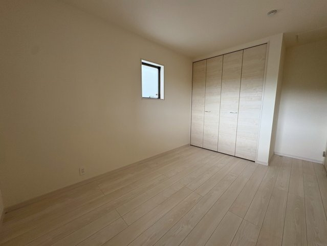 リーブルガーデン南城市佐敷新里・2号棟の洋室|二面採光の２階洋室6.5帖・クローゼット収納付き