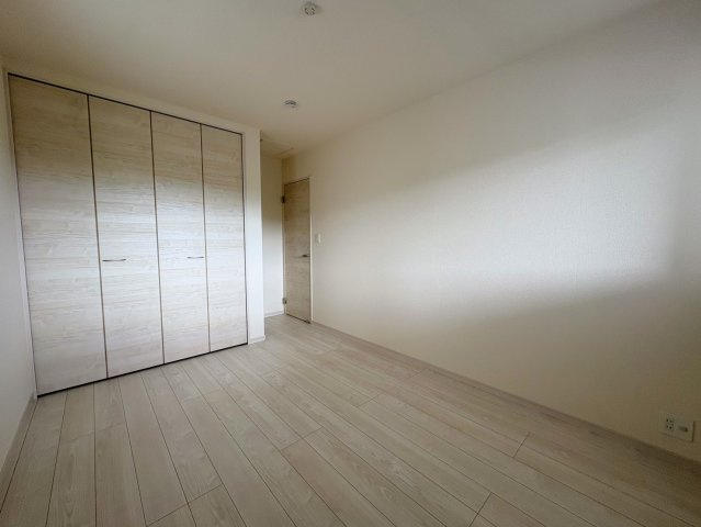 リーブルガーデン南城市佐敷新里・2号棟の洋室|２階洋室6.5帖・クローゼット収納付き