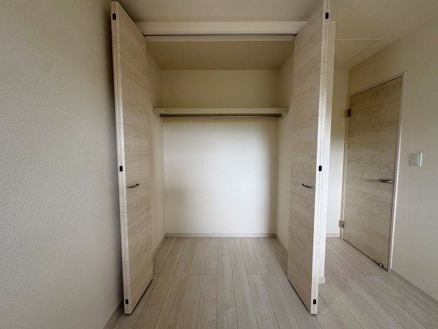 リーブルガーデン南城市佐敷新里・2号棟の収納|２階洋室6.5帖に設置された、クローゼット収納